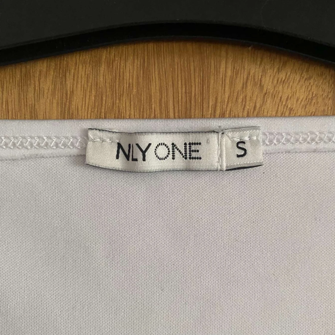 Vit omlottklänning.  - 3