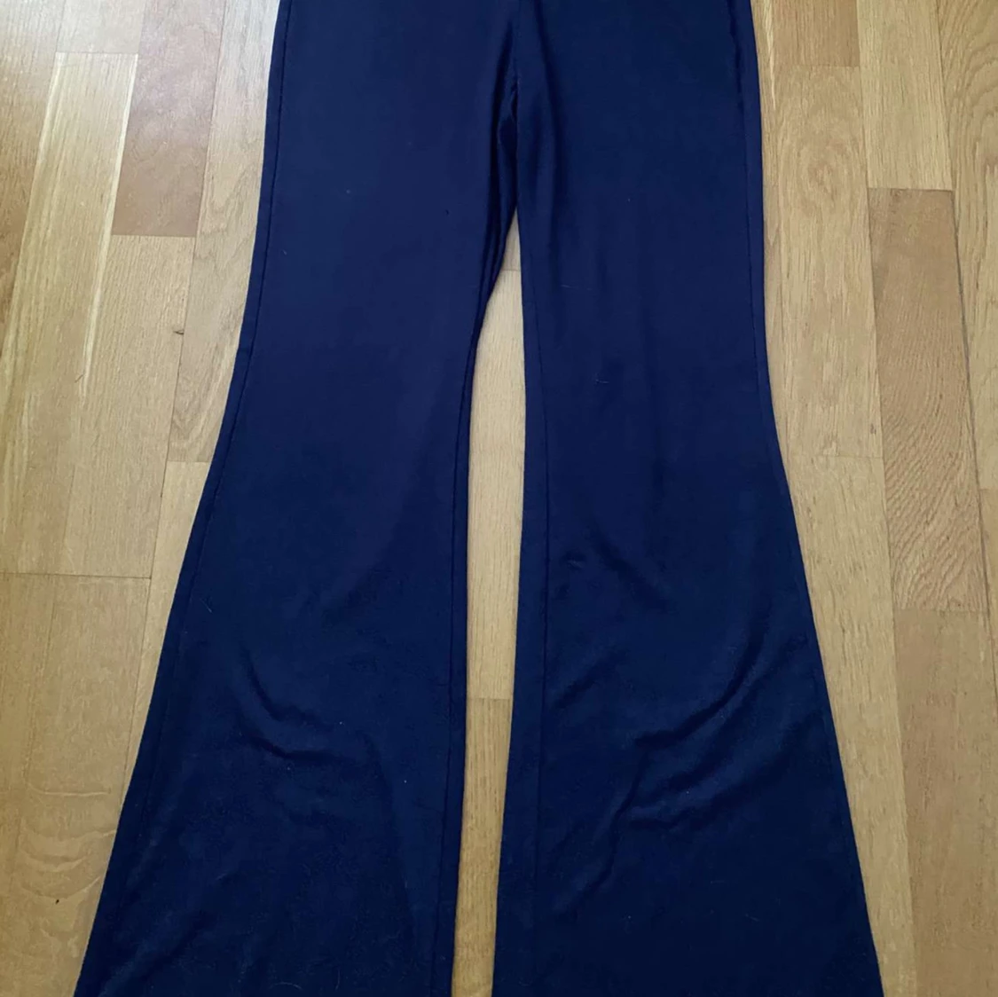 Marinblåa utsvängda byxor - 1