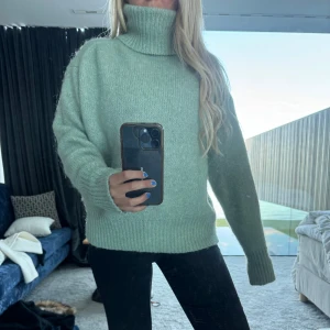 Grön stickad tröja  - Grön stickad tröja med krage från zara storlek s