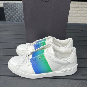 Valentino open skor - Valentino open skor i bra skick, små tecken på användning, box ingår, färgen är grön/blå, storlek Eu 42.