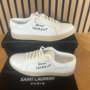 Saint laurent sl/06 st 42 - Stilliga skor för sommaren, 9/10 skick. Dustbag och lådan kommer med, skriv vid någon fundering.