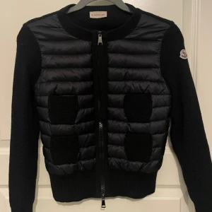 Moncler cardigan - Säljer en skit snygg moncler cardigan då jag har vuxit ur den den passar sjukt bra om man har xs-s i storlek och är 155-165 cm lång