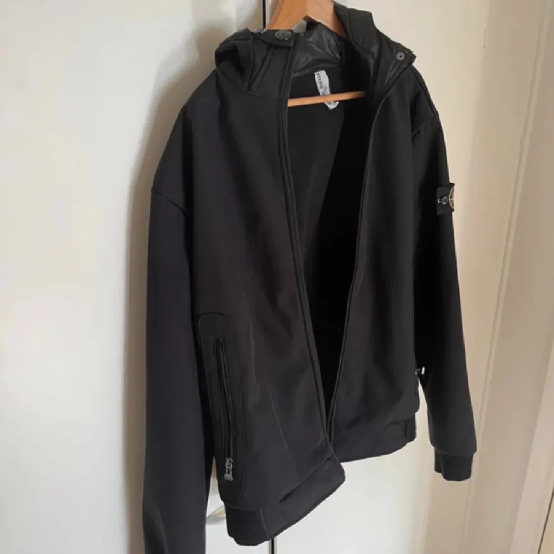 Svart vindjacka från Stone Island - 1