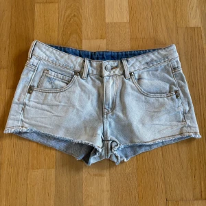 Lågmidjade jeansshorts  - Så snygga aldrig använda low rise jeansshorts. Alla mått finns med bland bilderna!