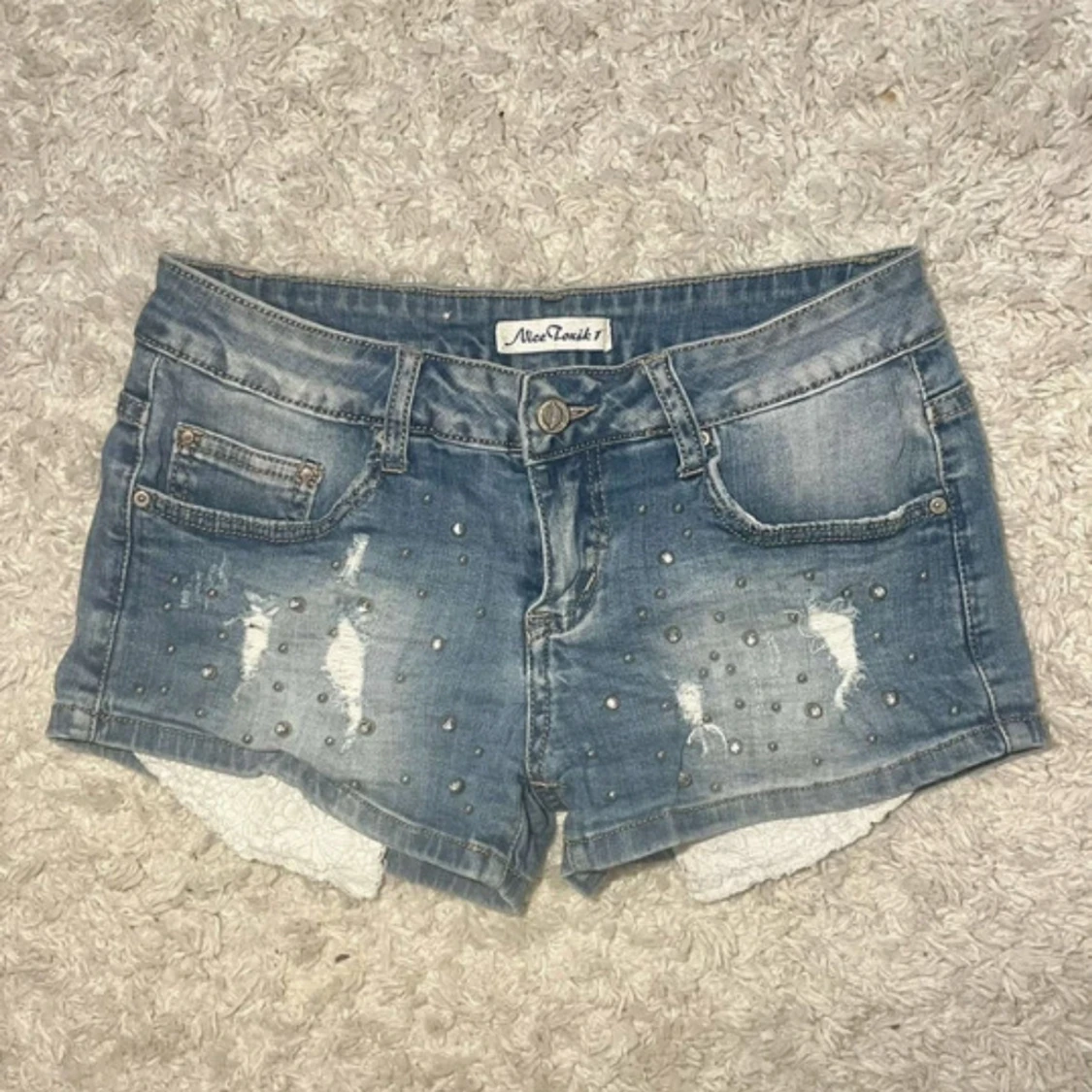 Blå jeansshorts med nitar från Nice Toxik