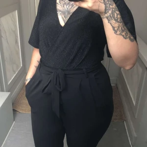 Byxdress  - Jättefin byxdress med glittrig ovandel, har använts bara en gång, vädligt skön och bekväm 