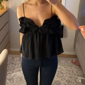 SÖKERSvart volangig linnetopp med smala band - SÖKER