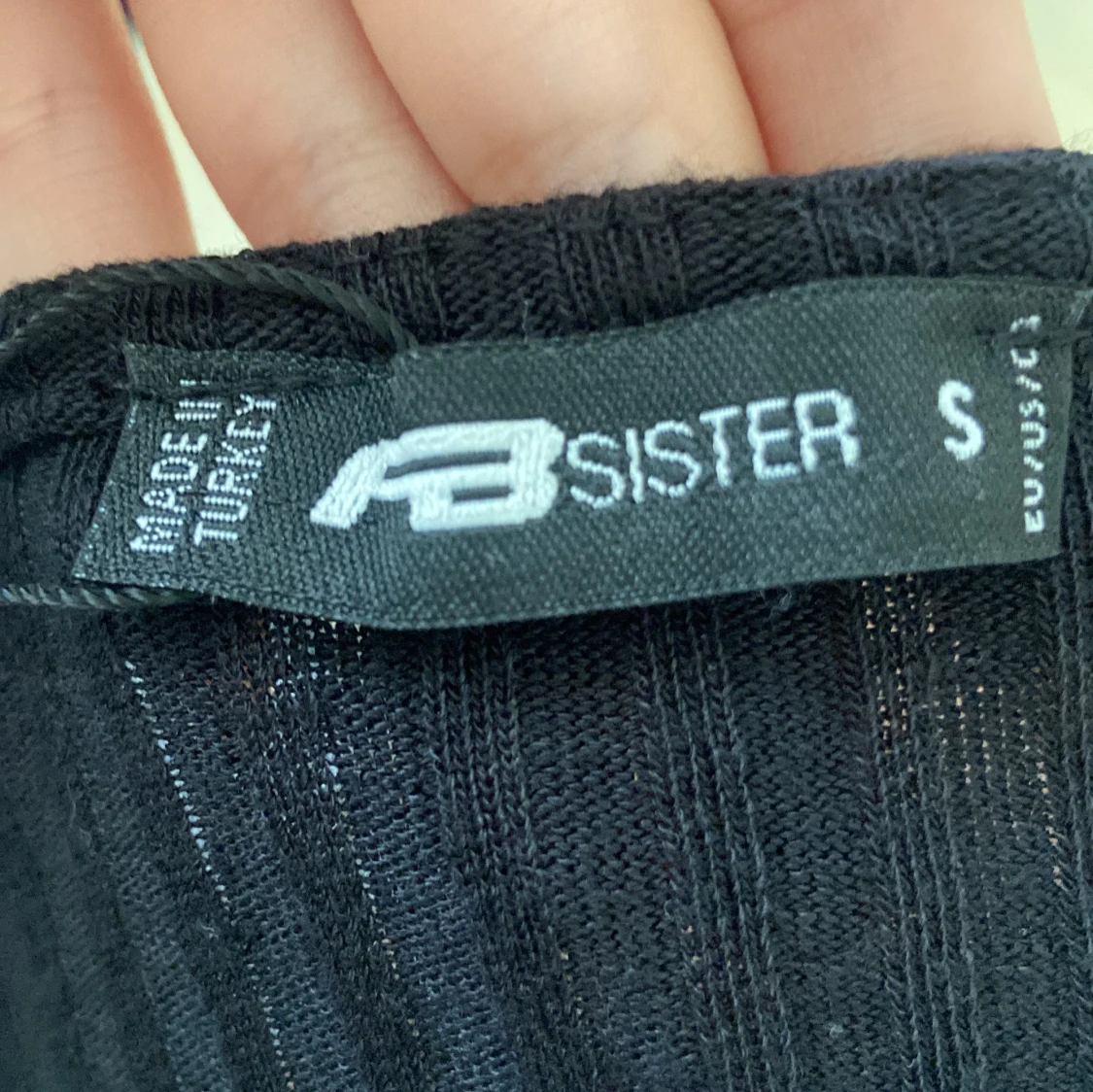 Svart ribbad tröja med snörning - 2