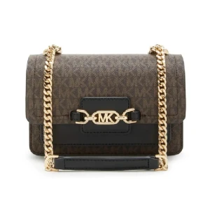 Brun axelväska från Michael Kors - Snygg brun axelväska från Michael Kors med MK-logga och guldfärgad kedja. Väskan har ett diskret mönster, svarta detaljer och stilren design. Perfekt storlek för det viktigaste och ger en lyxig känsla till din outfit.