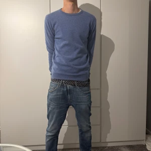 Ljusblå John henrick kashmir  - Tjena, säljer denna sjukt snygga ljusblå kashmir tröjan från John Henric! Skick 9/10! Skriv gärna vid frågor och funderingar mvh.