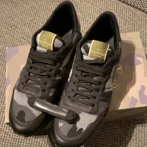 Valentino Rockrunners - Säljer dessa feta Rockrunners, grymt skick inga defekter alls. Storlek 45 passar både 45/44. Box och dustbags medföljer. Skriv vid funderingar 