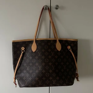 Märkesväska - Säljer nu denna fina väska som är i ett jätte fint skick! Medföljer dustbag och en clutch.