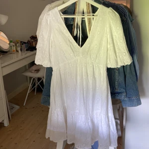 Vit kortklänning från Nobody's Child - Super fin klänning med öppenrygg, som ej tyvärr kommer till användning efter konfirmation☺️ord pris 600kr!! 34 - 36