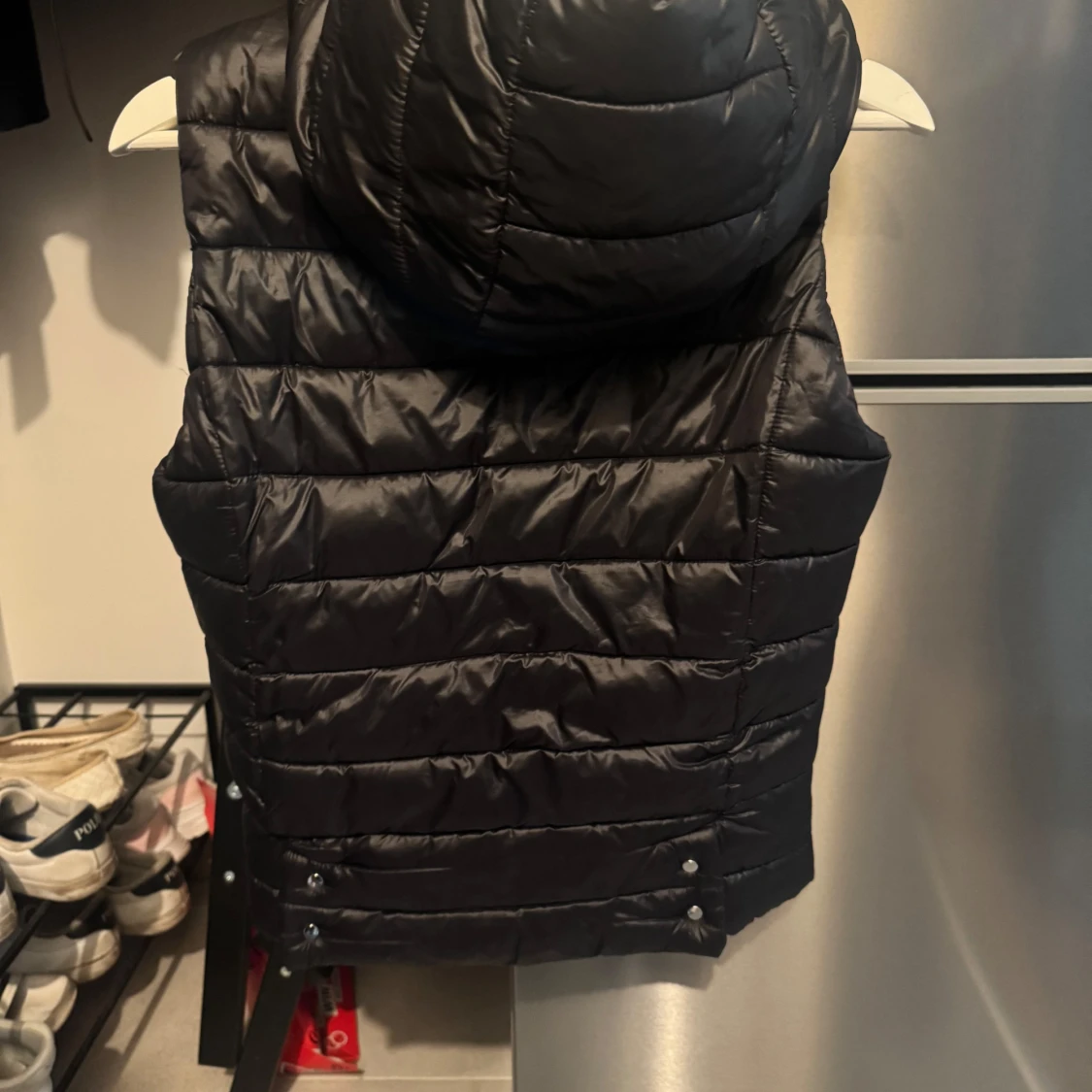 Svart dunväst från Mango  - 1