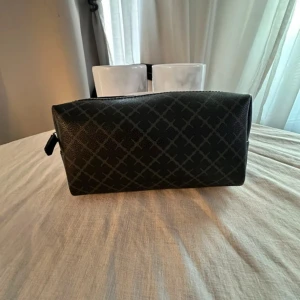 By Maline Birger necessär  - Super fin necessär från by Malene Birger som ny!