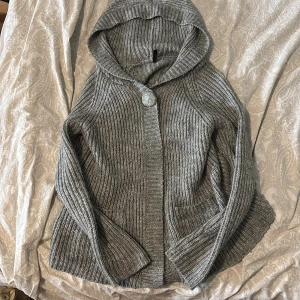 mysig kofta🤍 - säljer denna coola koftan med luva från fishbone. köpt secondhand för ett tag sedan, men har inte använt den mycket då jag har många andra koftor💘