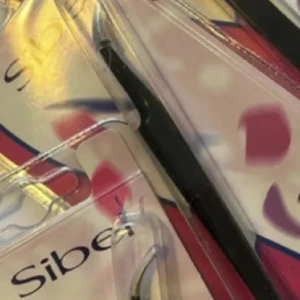 Svart ögonbrynspenna från Sibel - Snygg svart ögonbrynspenna från Sibel, perfekt för att forma och fylla i brynen. Pennan har en klassisk smal form som gör det enkelt att skapa naturliga eller markerade bryn. Kommer i originalförpackning.