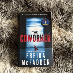 The Coworker - Denna bok är av Freida McFadden som är en av mina favoritförfattare och passar dig som vill ha en bladvändare med oväntade vändningar. Den är på engelska! 