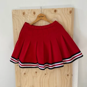 Vintage ”cheerleader” kjol - Vintage kjol som jag köpte på beyond retro för några år sedan, knappt använd tyvärr. Tjockt tyg, dragkedja och knapp på sidan.