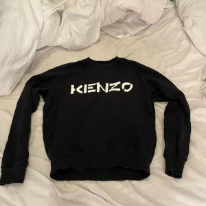 Svart Kenzo tröja - Kenzo tröja i storlek S, säljes då den inte används längre och bara tar upp plats i garderoben. Näst in till ny skick inga skador eller så