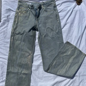 Silver Zara Jeans  - Bästa fest byxorna!!🍾Glittriga silver jeans från Zara som är perfekta för kvällen och ger det lilla extra till din outfit🌟🌟