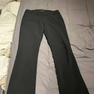 Svarta kostymbyxor med bootcut lågmidjade  - Säljer ett par kostym byxor i stl 38 då dom är förstora för mig