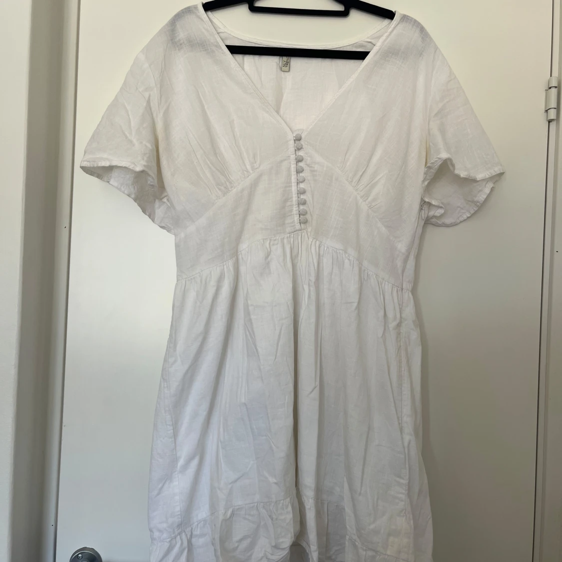 Vit kortklänning i linne med knappar