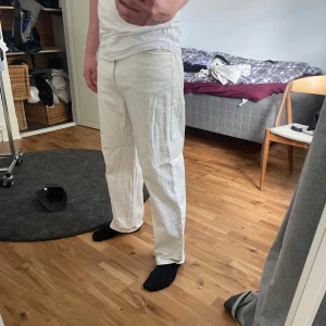 Vita jeans med rak passform - Säljer ett par fräscha vita jeans från Weekday(galaxy) 31 i midja och raka, loose passform. 