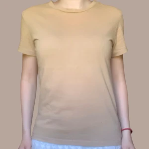 Beig t-shirt - En enkel beige t-shirt från 157 i 100% bomull. 