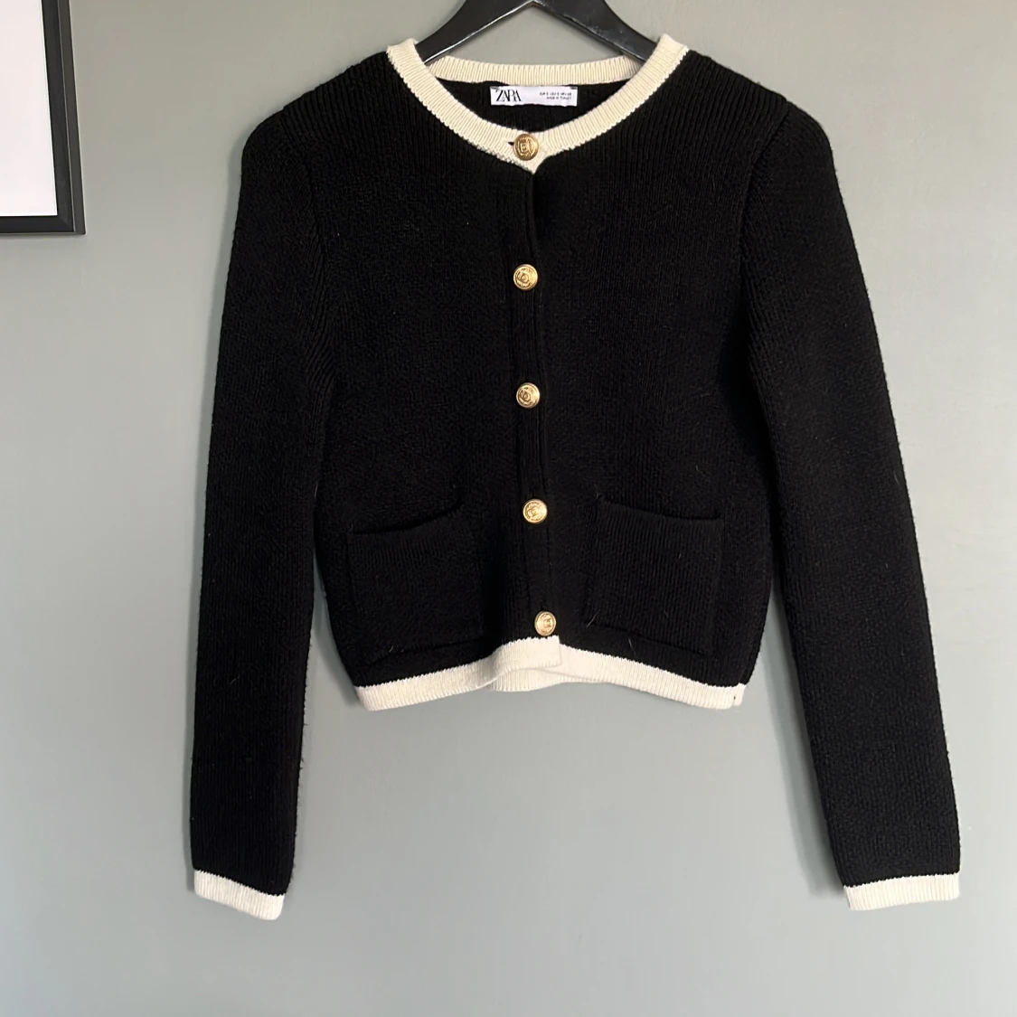 Svart kofta med guldknappar från Zara