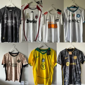 Fotbollströjor - Säljer 7 helt nya fotbolls tröjor till ett bra pris skriv privat för pris och strl det är bara M och S skriv även om du vill ha fler bilder.