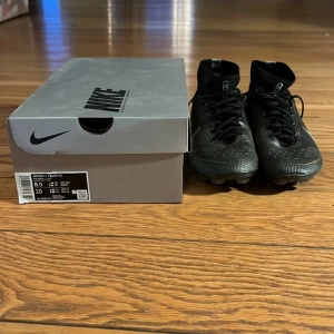 Nike Mercurial Superfly 8 Elite FG - Bästa modellen av Nike Mercurial. Svart och guld färg med storlek 42 och hög strumpa. Lådan kommer till. Skorna är använda men i mycket bra skick. Nypris:3000+ mitt pris:1000