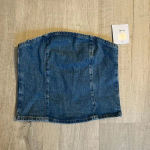 Jeans topp - Jeans topp köpt från bik bok. Strl M, passar mig som oftast har strl S. Oanvänd, prislapp kvar 