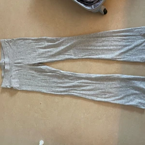 Yoga byxor - Gråa bootcut thighs endas använda några gånger 🌸