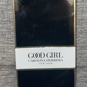 Good Girl parfym från Carolina Herrera - Good Girl Eau de Parfum från Carolina Herrera i elegant svart och guld kartong med vit etikett. Lyxig och ikonisk doft, 80 ml, perfekt för dig som gillar exklusiva parfymer med modern känsla. Snygg förpackning som sticker ut i parfymhyllan.