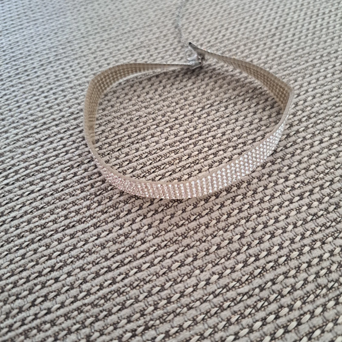 Glittrigt silverfärgat chokerhalsband - 2