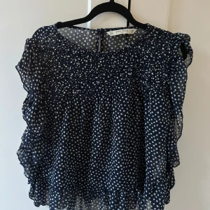 Blå prickig blus från Zara Basic - Supersöt prickig blus🥰💞