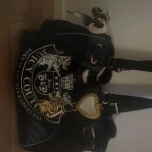 Juicy Couture svart vintage väska - Juicy Couture rare vintage daydream bag! Little peeling on the inside Which is normal for the vintage bags. Offer!!
