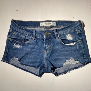 Lågmidjade jeansshorts  - Jeansshorts från Abercrombie & fitch. Midjemått: 37 cm rakt över. Grenhöjd:18 cm