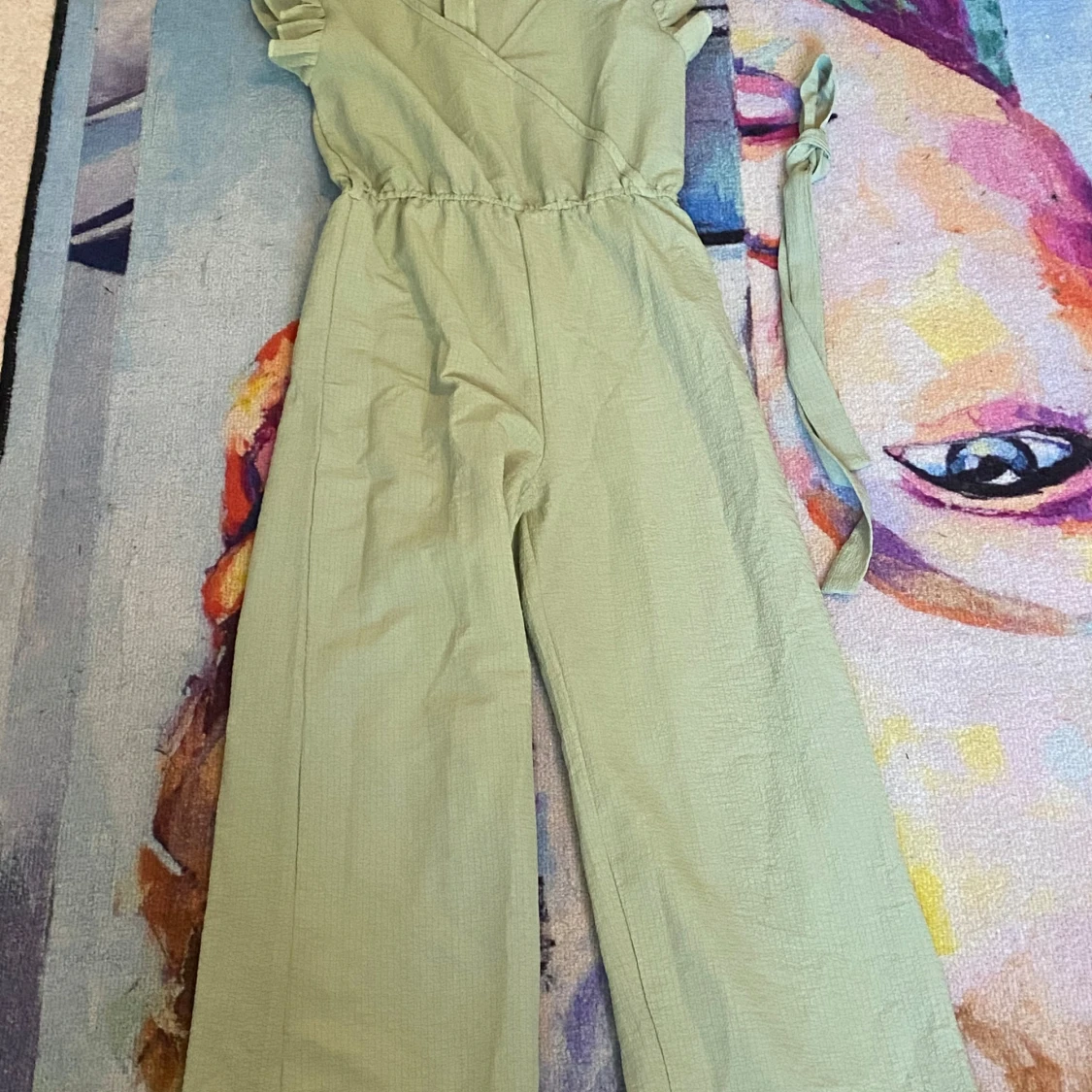 Ljusgrön byxdress med volangärm