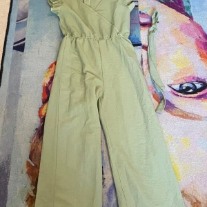 Ljusgrön byxdress med volangärm - Byxdressen har en dragkedja i ryggen 😊från shein 