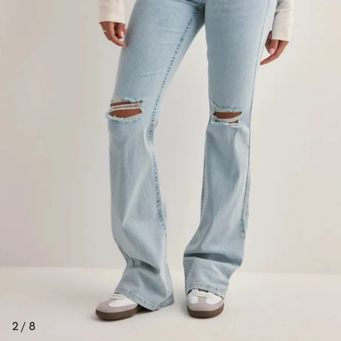 Ljusblå bootcut jeans med slitningar - 2