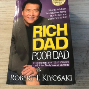 Rich Dad Poor Dad - Upptäck hur du kan tänka annorlunda om pengar och ekonomi! Den här boken utmanar vanliga myter om rikedom och ger dig konkreta tips för att ta kontroll över din framtid. Perfekt för unga vuxna som vill förstå pengar och bygga en smartare ekonomi.