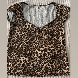 Topp - Säljer en topp från nelly med leopardmönster, som endast användts en gång tidigare och är i mycket bra sick!😊💕