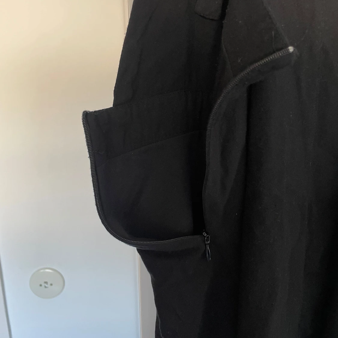 Svart kort hängselklänning med dragkedja - 2