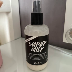 LUSH Super Milk balsam spray  - Super Milk Conditioning Hair Primer från LUSH som är lite använd, 250g🤍