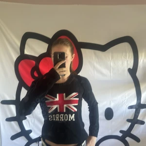 Svart stickad Morris tröja med flagga - Hej, säljer denna fina och snygga Morris tröjan för endast 579kr!! Perfekt till sena sommarkvällar eller sommar dagar!🤩 modellen på bilden är 167cm. Inga defekter och den är praktiskt taget ny!!! Skriv vid minsta fundering!