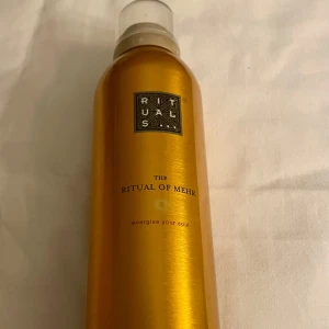 *NY*The Ritual of Mehr Energising Shower gel 200 ml, presenttips  - Duschskummet från The Ritual of Mehr fyller din själ med strålande ljus och positivitet.  Den sprudlande doften öppnar upp med friska toppnoter av citrus åtföljda av blommiga hjärtnoter som övergår i jordnära basnoter av cederträ.  Den söta apelsinen är rik på C-vitamin som ger spänst och en hälsosam lyster åt huden medan den rena, aromatiska cederträoljan lugnar kropp och sinne samtidigt som dess stimulerande doft fyller själen med glädje.  
