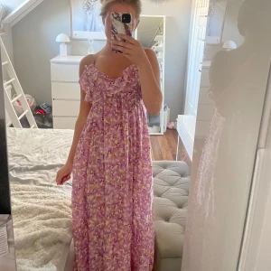 blommig långklänning med volang - Superfin långklänning i lila