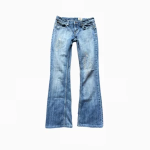 Jeans - Lågmidjade bootcut jeans med snygga detaljer! Midjemått:37,5cm innerbenslängd: 71cm. ❣️🪽